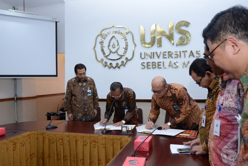 Penandatanganan penyerahan hibah mobil dari BNI kepada UNS, Jumat (8/1/2016).
