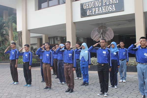 Anggota Paskibra UNS melakukan latihan baris-berbaris di halaman Gedung Pusat dr. Prakosa
