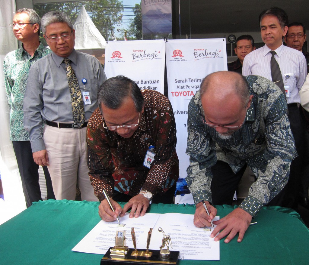 Penandatanganan berita acara serah terima alat peraga di depan gedung pascasarjana UNS.