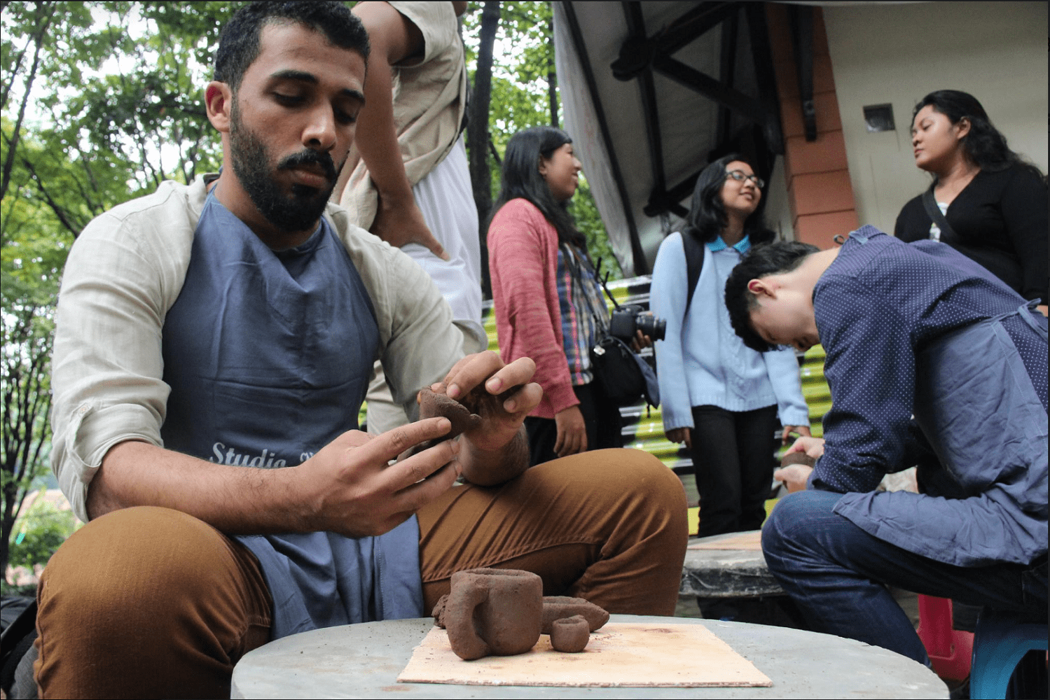 FSRD UNS Introduce Traditional Pottery to 11 Foreign Students