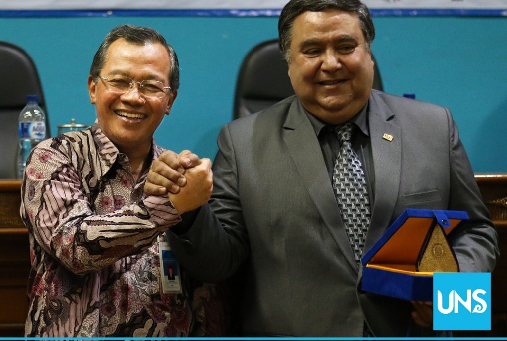 UNS Rector, Ravik Karsidi, along with Hasan Abdul Alim Yusuf in the handover of a charter from UNS to Canal Suez University Egypt