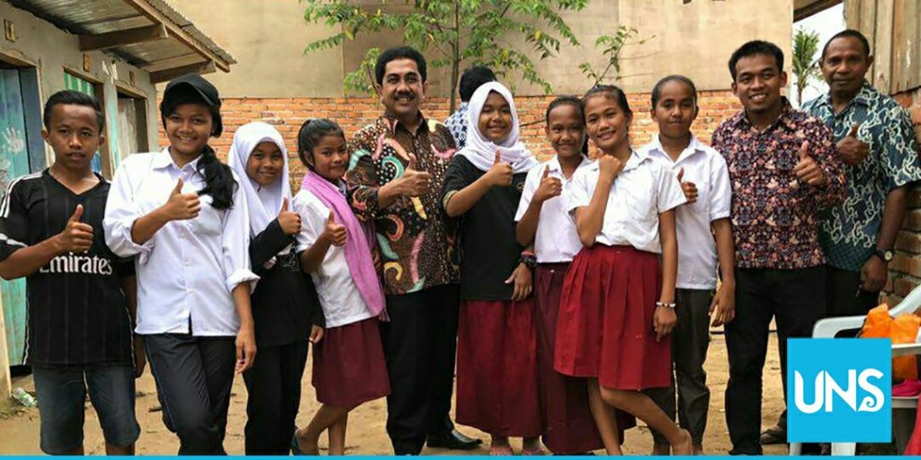 Widodo Muktiyo took photos with the children of migrant workers in Sabah, Malaysia