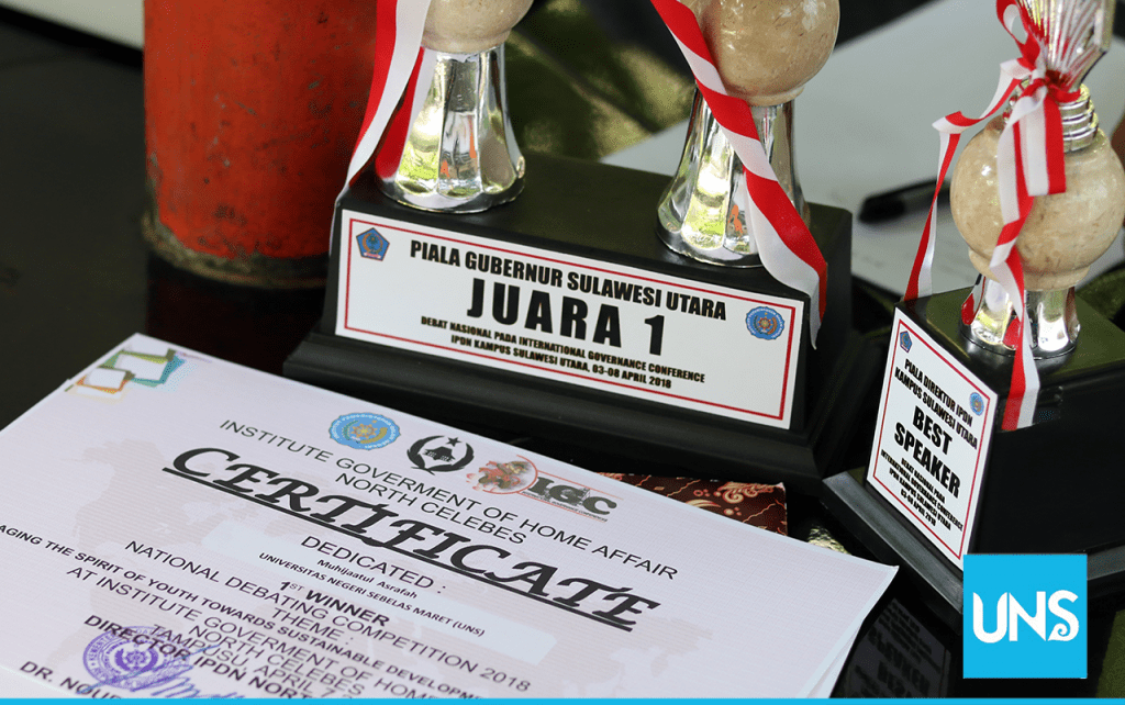 Three students of Social Science and Politics Faculty Universitas Sebelas Maret (FISIP UNS) won debate competition at International Governance Conference (IGC) IPDN 2018