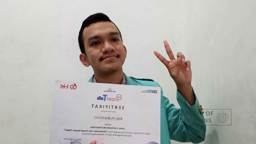 Using Free Time Between Thesis Supervision, UNS Student Won HK Expert Talk