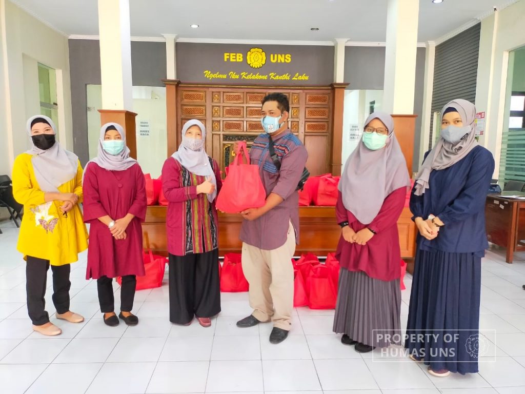 Dharma Wanita Persatuan FEB Distributes 35 Food Packages