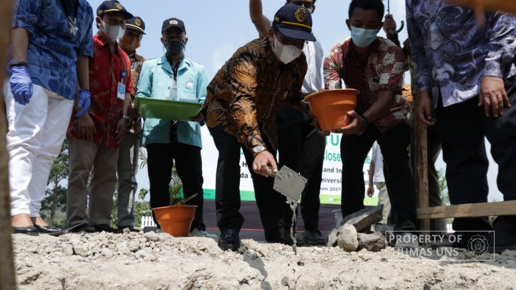 The Rector of UNS Attends Closed House Broiler Chicken Coop Construction