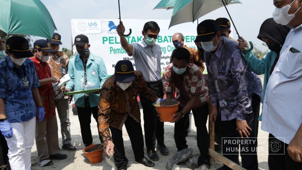 The Rector of UNS Attends Closed House Broiler Chicken Coop Construction