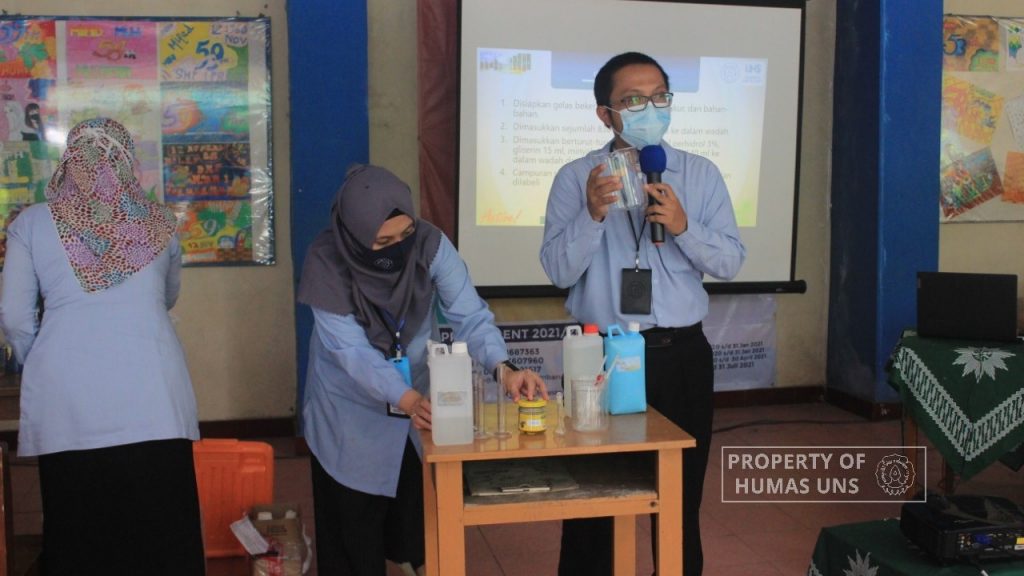 Diploma Program in Pharmacy UNS Assists Independent Hand Sanitizer Production School