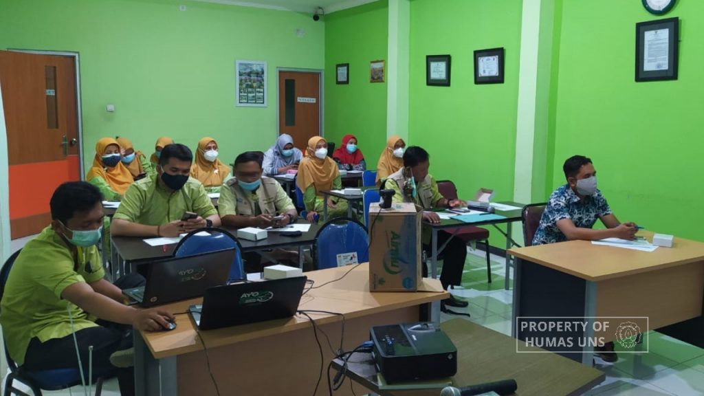Monetary and Fiscal Studies Research Group FEB UNS Provides Training on Excellent Service for KSPPS BMT Kube Colomadu Sejahtera