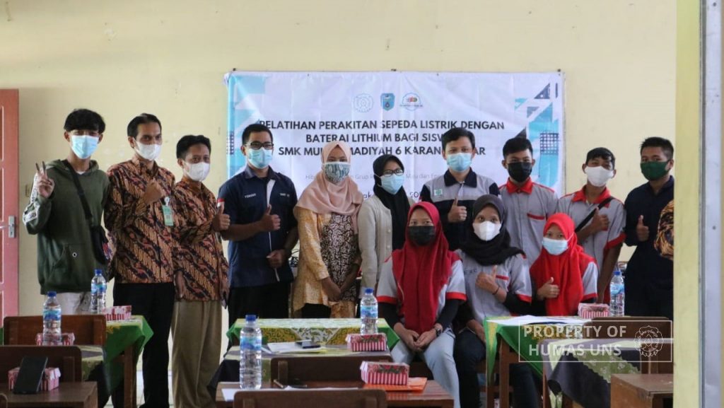 Chemical Engineering and Physics Faculty Members UNS Lithium Battery Electric Bicycle Training for SMK Muhammadiyah 6 Karanganyar Students and Teachers