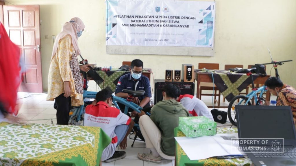 Chemical Engineering and Physics Faculty Members UNS Lithium Battery Electric Bicycle Training for SMK Muhammadiyah 6 Karanganyar Students and Teachers