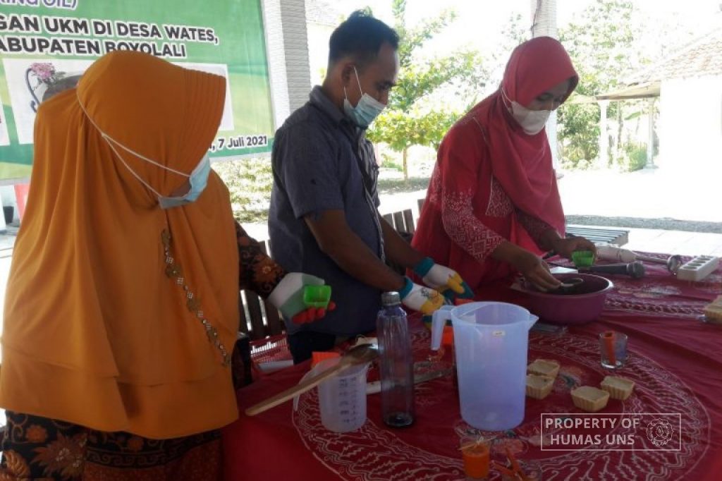 Reducing Environmental Pollution, FEB UNS Research Group Provide Training for Using Cooking Oil Waste