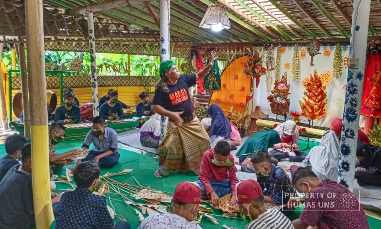 Researchers Team FSRD UNS Held Wayang Godhong Community Service to Improve Art and Cultural Knowledge on Children