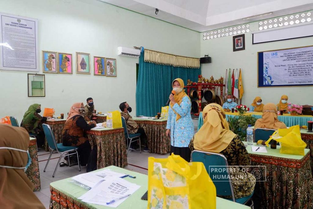 Chemistry Education Program FKIP UNS Community Service Team Provide AKM Training for Junior High School Teachers