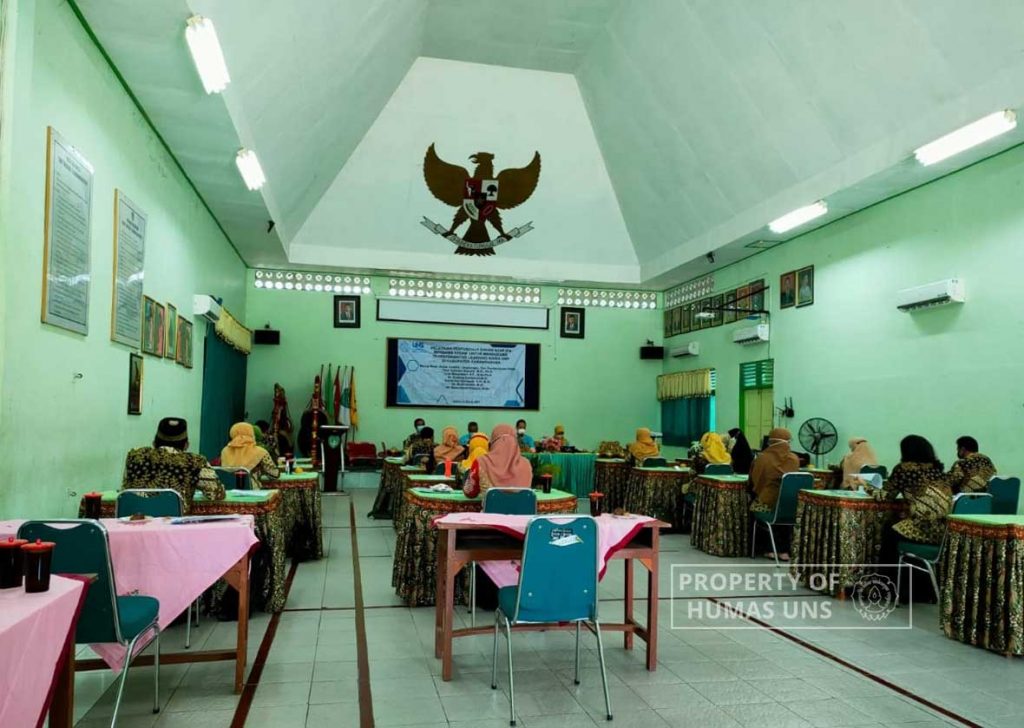 Chemical Analytic, Environment, and Chemistry Learning Research Group UNS Provided Training for Junior High School Natural Science Teachers in Karanganyar