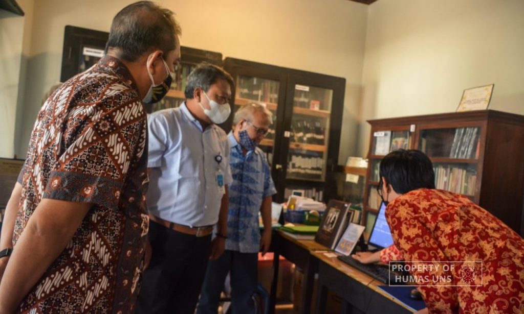 PUI Javanologi UNS Initiate Equipment Assistance to Rekso Pustoko Library from Akbar Tandjung Family