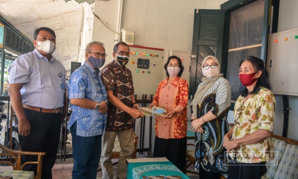 PUI Javanologi UNS Initiate Equipment Assistance to Rekso Pustoko Library from Akbar Tandjung Family
