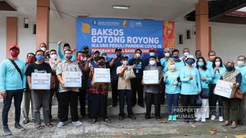 IKA UNS and BI Distributed 500 Staple Food Packages for People Affected by Pandemic around the Campus
