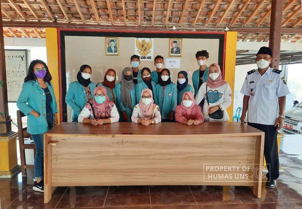 KKN UNS Students Train Simo Resident for Vegetable Cultivation Using Vertical Culture