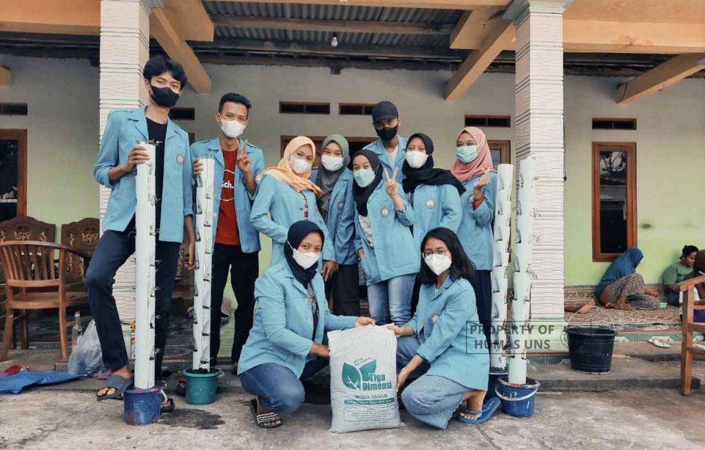 KKN UNS Students Train Simo Resident for Vegetable Cultivation Using Vertical Culture