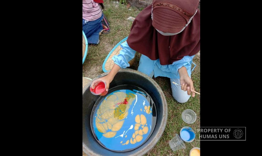 Improve Creativity, KKN UNS Team Conducted Caping Painting Training with Elementary School Students in Kebumen