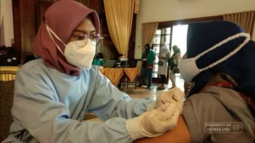 The Spike in Covid-19 Patients, KKN FK UNS Team Intensify Vaccination and Socialization of Siranap to the Community