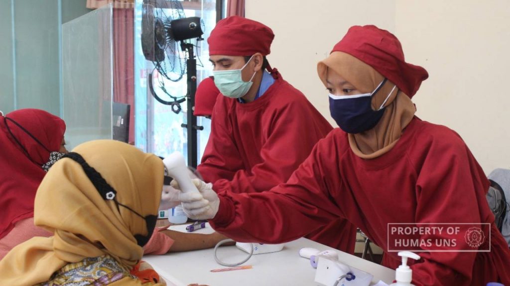 KSR UNS Takes a Role in Surakarta Health Office Vaccination Program