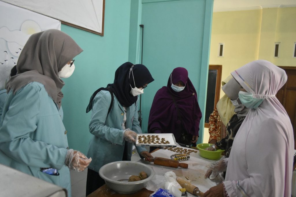 Empowering Desa Gabus Resident Through Innovation, UNS KKN Team 343 Create Cookies From Rice Bran