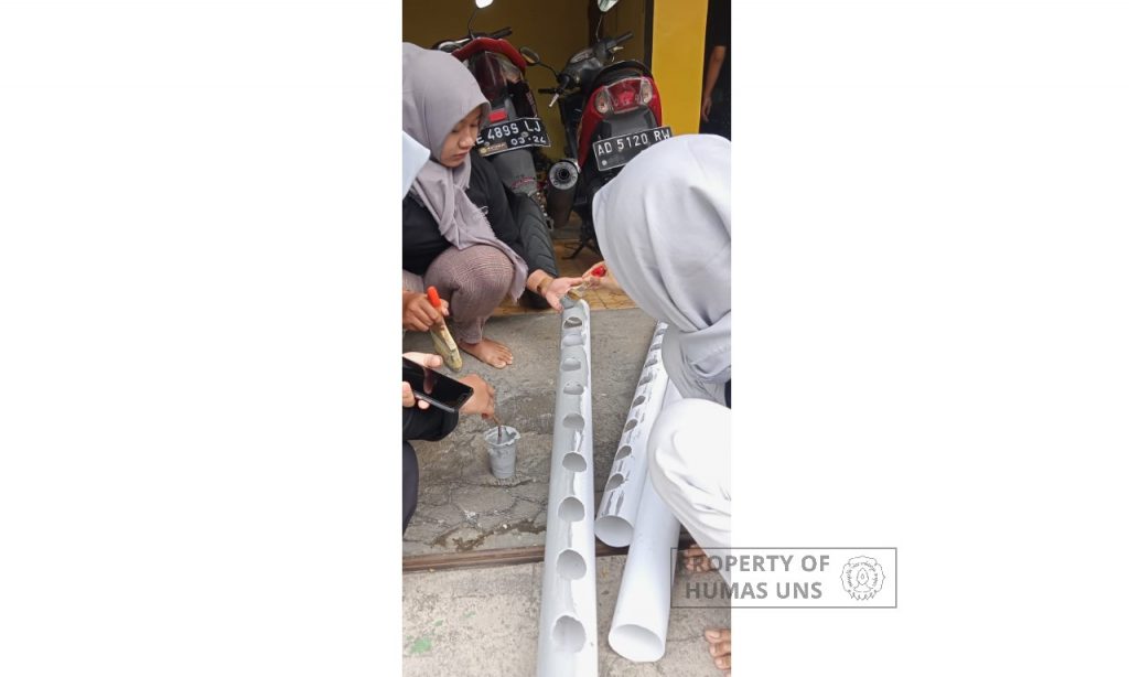 UNS Students Produce Hydroponic in Cemani Village, Sukoharjo