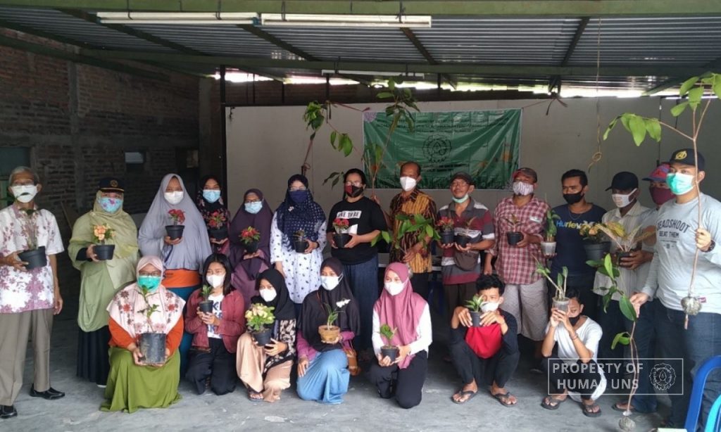 Biology Education Program Research Group UNS Held Workshop Artificial Vegetative Propagation of Fruit Plants and Ornamental Plants