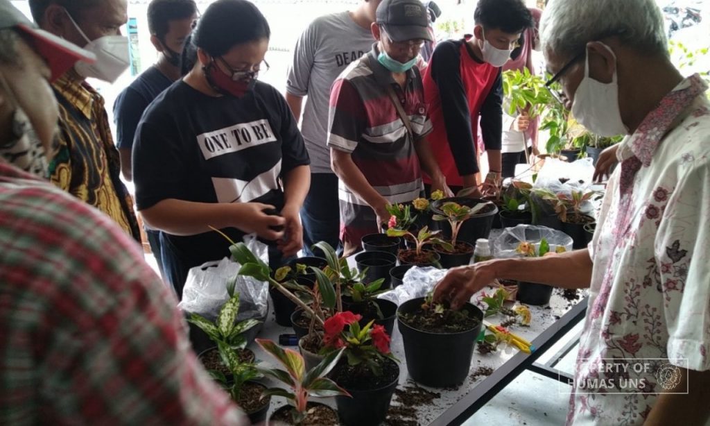 Biology Education Program Research Group UNS Held Workshop Artificial Vegetative Propagation of Fruit Plants and Ornamental Plants