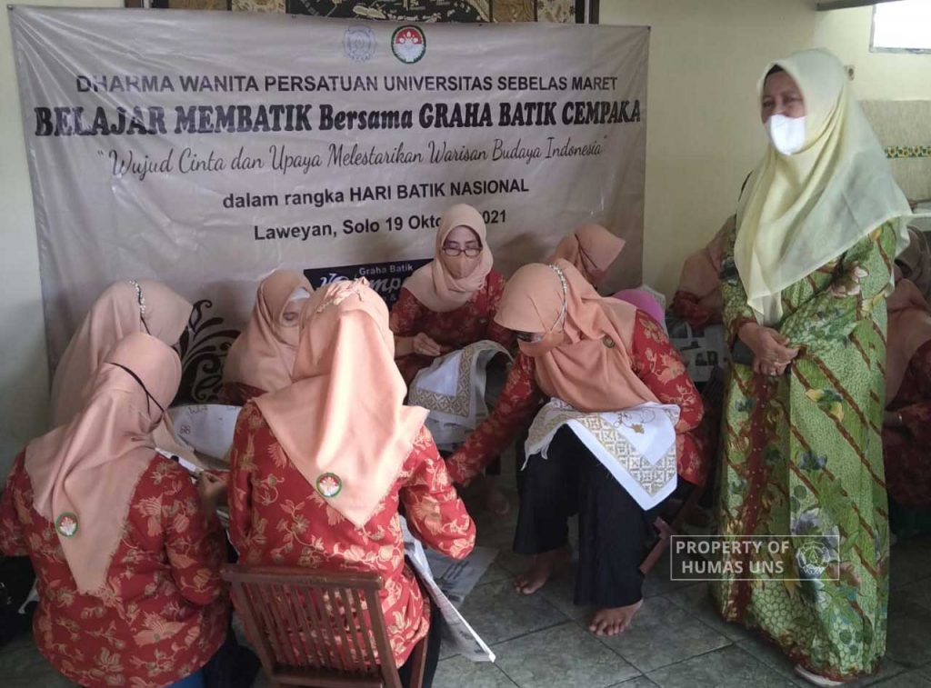 Commemorating Batik Day, DWP UNS Learned to Make Batik in Laweyan