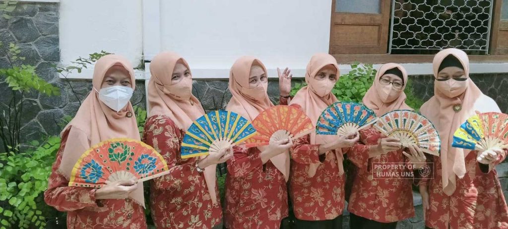 Commemorating Batik Day, DWP UNS Learned to Make Batik in Laweyan
