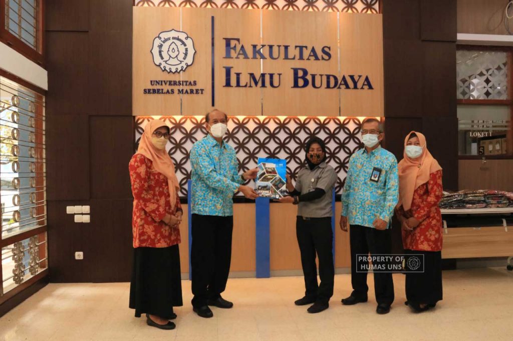 Commemorating Batik Day, UNS Distributes Free Batik Dress to Cleaning Service in UNS Campus