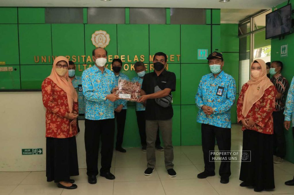 Commemorating Batik Day, UNS Distributes Free Batik Dress to Cleaning Service in UNS Campus