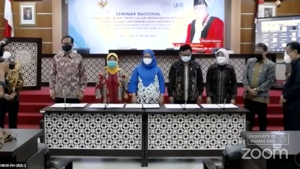FH UNS Receives Smart Board Mini Court from the Republic of Indonesia Constitutional Court