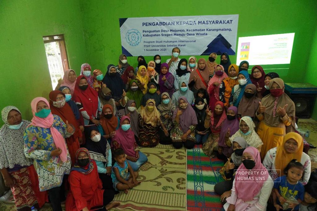 Global Issues Study Research Group HI UNS Held Community Service Program in Sragen