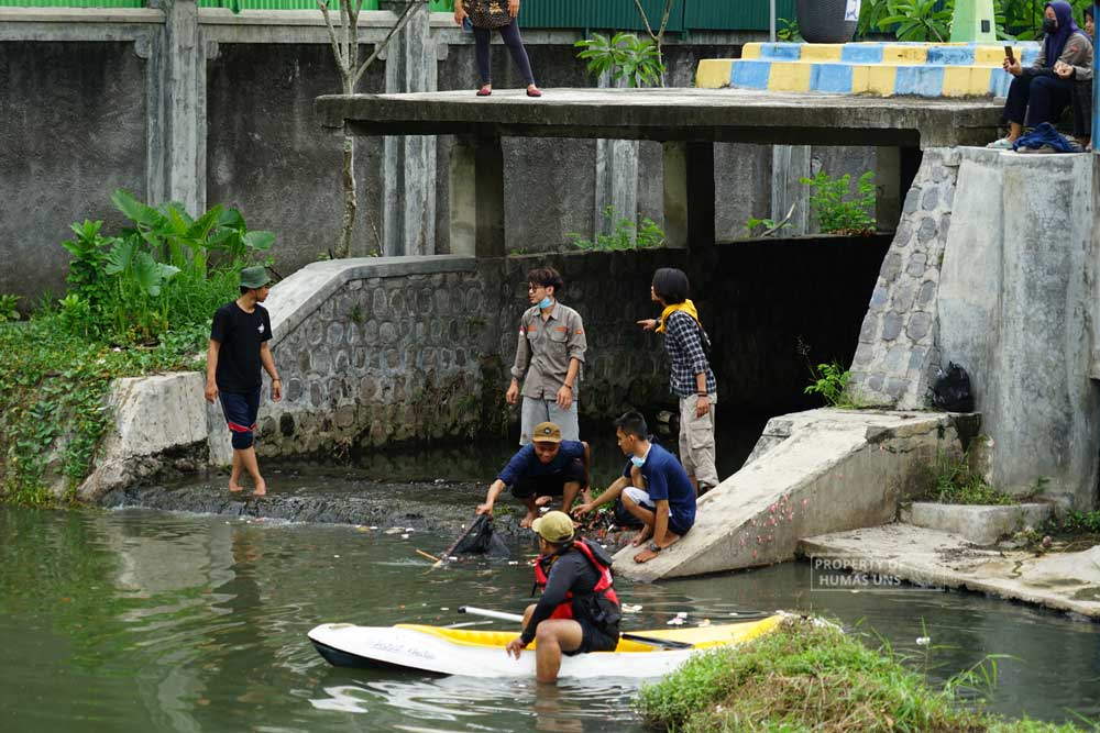 Student Associations for Nature Lovers UNS Cleaned UNS Lake and Released 1,000 Fish Seeds