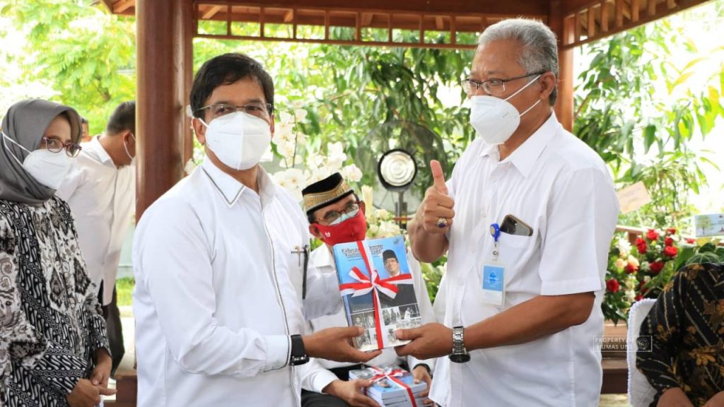 Commemorating the Career Success, The Rector of UNS Launched Four Books