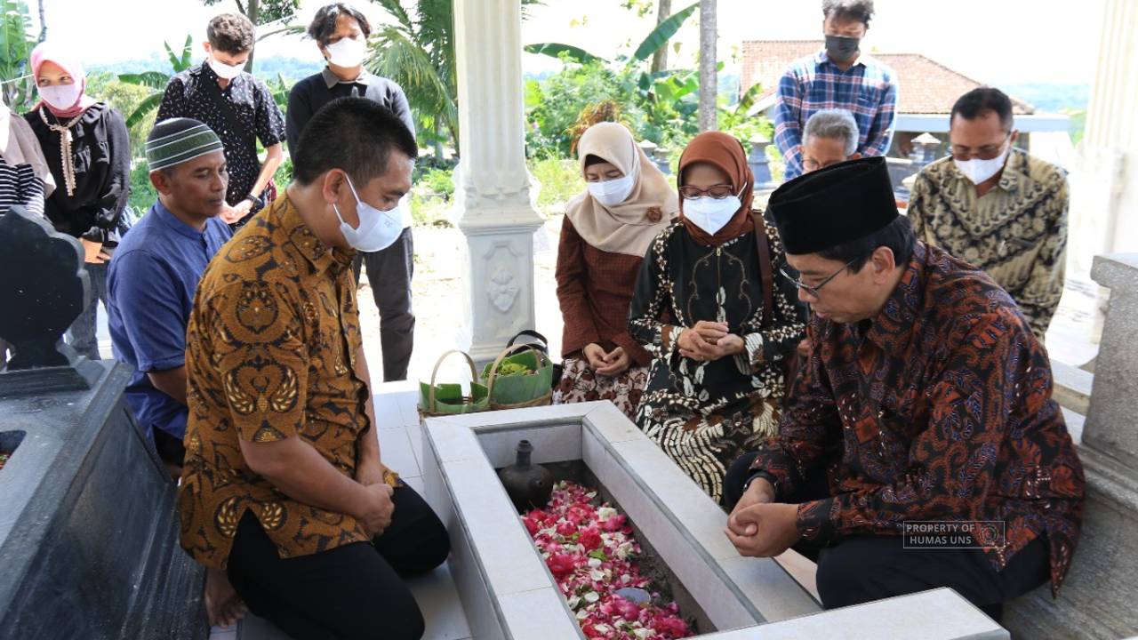 Rector of UNS Visited the Late Gilang Endi Saputra’s House