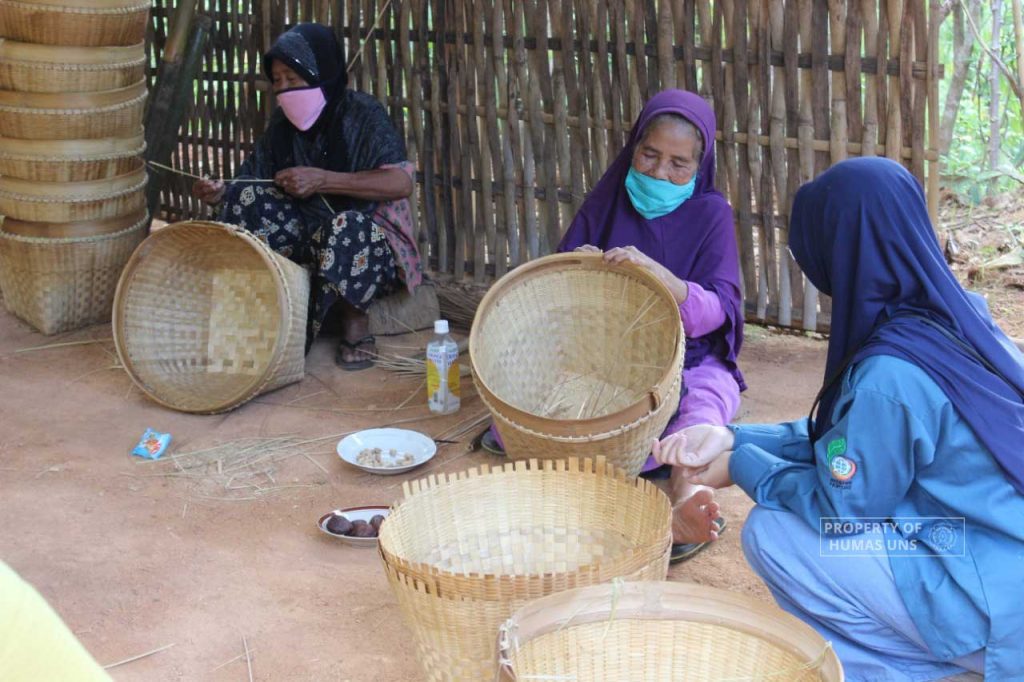 UNS Student Implemented MBKM Community Service Grant through Community Empowerment