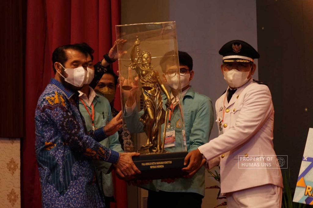 Tawangsari Village Chief, Karanganyar Won MK Perpetual Trophy in Village Chief Constitution Speech Competition in UNS