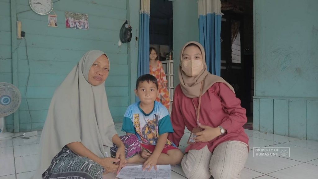 Participating in Pejuang Muda Program Kemensos, UNS Midwifery Student Conducted DTKS Verification and Validation