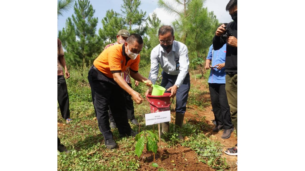 The Regent of Karanganyar and Deputy Regent Participated in Tree Planting Ceremony at Mount Bromo KHDTK UNS
