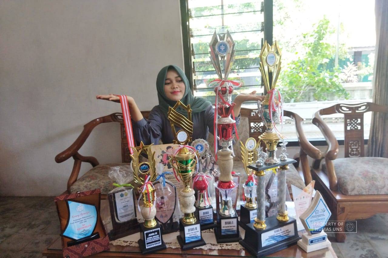 Through Strict Competition, FKIP UNS Student Won 1st Place in Poster Competition