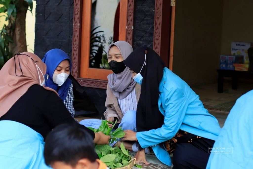 PHP2D IAAS LC UNS Team Empower People in Tanen Hamlet, Kemuning in Processing Tea Epiphytes