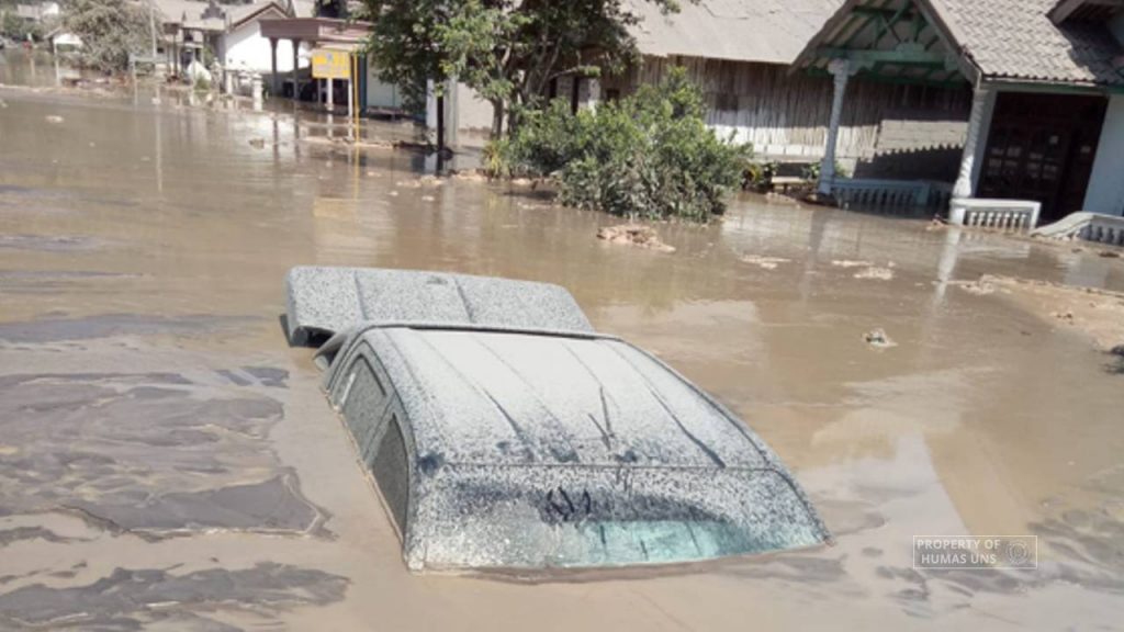 UNS Taskforce for Natural Disaster Car Caught in Semeru Volcanic Mudflow in Evacuation: The Maximum Efforts from University