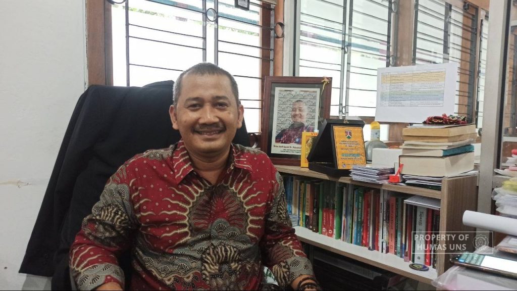 UNS Linguistic Expert Responses on Trilingual Phenomenon in Social Media
