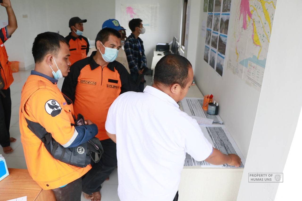 Vice-Rector 3 UNS Visited Mount Semeru Monitoring Post in Gunung Sawur, Lumajang
