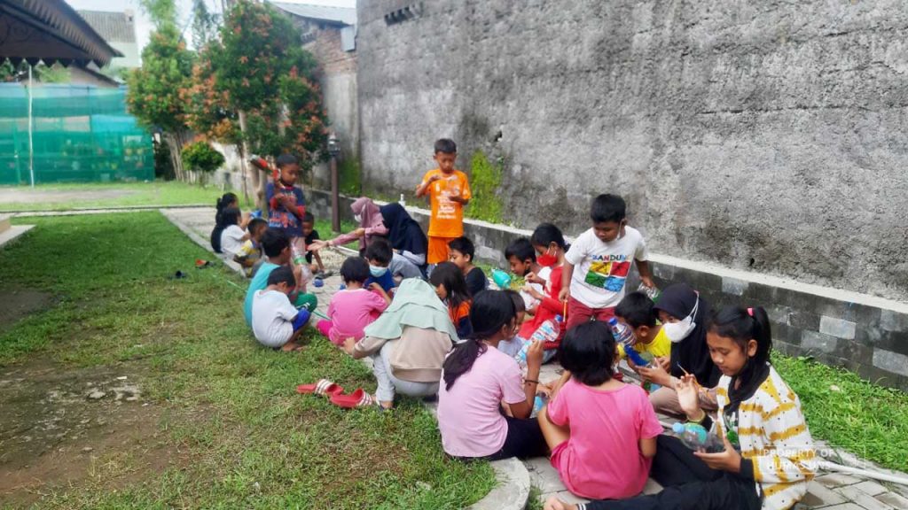 Collaborating with BPBD Surakarta, UNS Students Hold a Humanities Project in Mojo Village